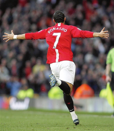 给安妞的生日礼物?梅西破门后,把拳头放在右胸笑着指镜头.